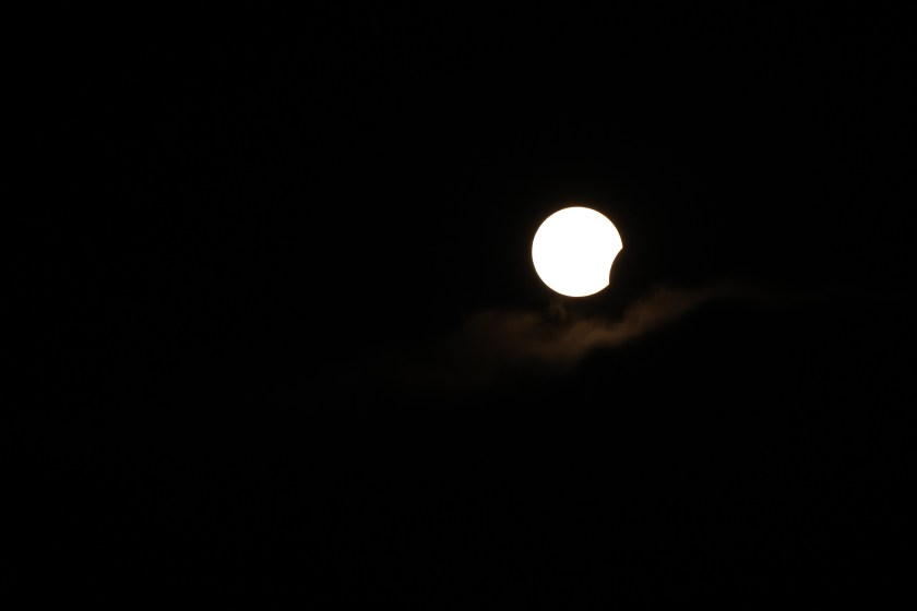 foto del sole che inizia a oscurarsi durente un'eclissi